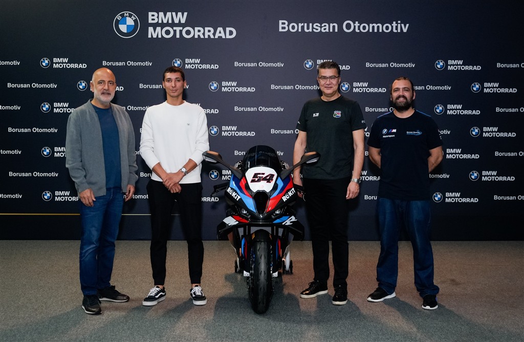 BMW Motorrad’dan Toprak Razgatlıoğlu’na Özel Hediye: Şampiyonluk İmzası Taşıyan BMW M 1000 RR İstanbul’da Teslim Edildi