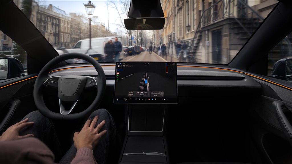 TESLA, FULL SELF-DRIVING (DENETİMLİ) ÖZELLİĞİNİ İLK KEZ AVRUPA’DA BİR ÜLKEDE KULLANIMA SUNUYOR